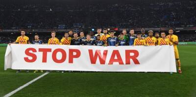 Игроки «Наполи» и «Барселоны» перед началом матча выши на поле с баннером «Stop war»
