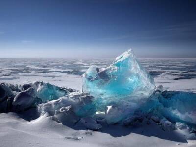 Более 50 сахалинских рыбаков унесло на льдине в море