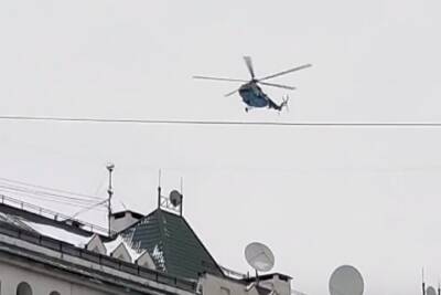 Вертолет кружит над центром Новосибирска