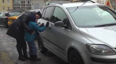 Популярный автоблогер подарил иномарку матери-одиночке из Воронежа