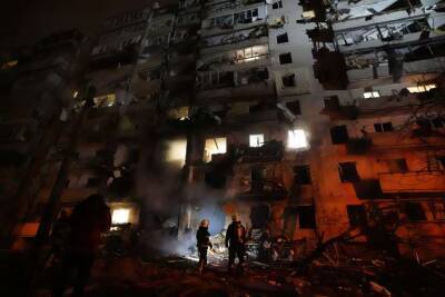 В Киеве обломки ракеты упали на жилой дом на Позняках (ФОТО)