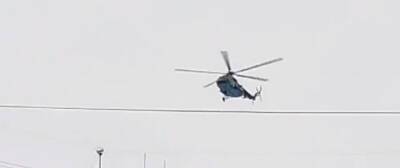 Военный вертолет летает над центром Новосибирска