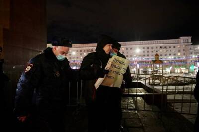 В Челябинске после антивоенной акции составили протоколы в отношении семерых мужчин