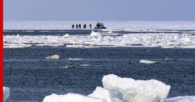 Более 50 рыбаков уносит в море на льдине возле берегов Сахалина