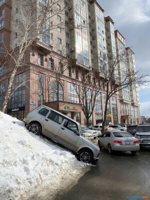 Почти вертикальная парковка "Лады" привлекла внимание сахалинцев