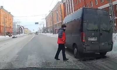 Микроавтобус чуть ли не сбил пешехода в центре Петрозаводска
