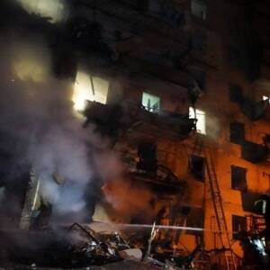 В Киеве в многоэтажку попал обломок ракеты: есть раненые. Фото