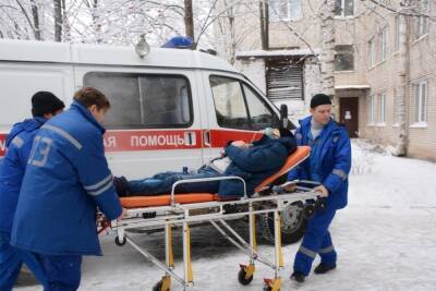За 10 дней в Чувашии госпитализировали 13 человек с травмами от падения с крыши - cheb.mk.ru - респ. Чувашия - Чебоксары