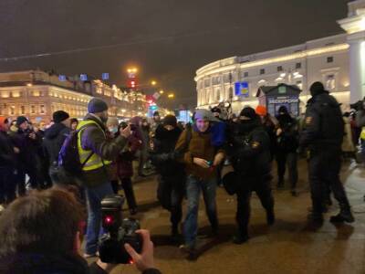 Почти 400 человек задержали на антивоенной акции в Петербурге
