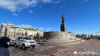 У памятника Ленину дежурит полиция (ФОТО)