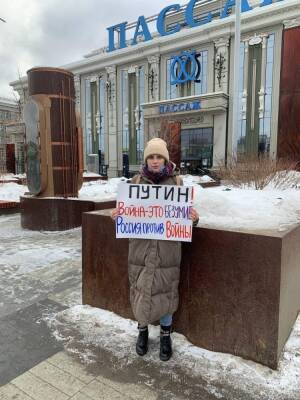 В Екатеринбурге девушке грозит 10 суток ареста за пикет против войны с Украиной