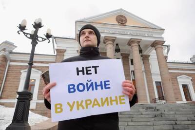 «Хотят, чтобы дети были геями». Активист из Челябинска устроил одиночный пикет