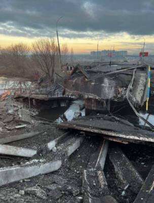 Под Киевом взорвали мосты, чтобы остановить врага