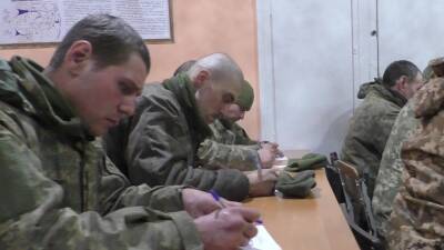 ФСБ РФ опубликовала видео с пришедшими в Крым украинскими пограничниками