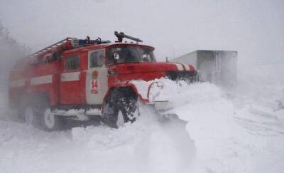 На тюменских дорогах спасатели вытащили из снега два автобуса и "Газель"