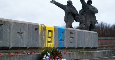 Ночью неизвестные облили желтой и голубой краской памятник освободителям Риги