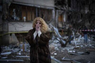 В Киеве под ракетный обстрел попали жилые дома. Два страшных кадра разрушительной войны