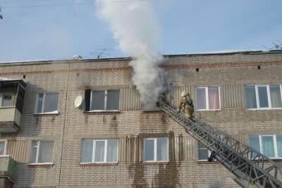 Жителей многоквартирного дома на улице Народной в Пскове эвакуировали из-за пожара
