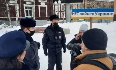 Трех человек задержали на пикете в Петрозаводске, в том числе нашего журналиста Александра Фукса