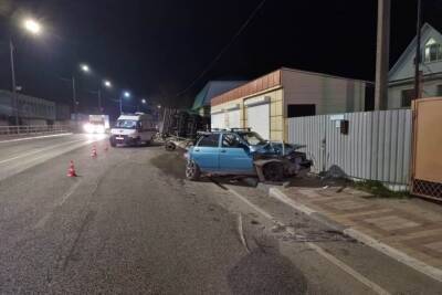 В Туапсинском районе грузовик влетел в легковушку и снёс забор дома