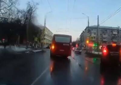 В Рязани оштрафовали маршрутчика, проехавшего на «красный» по встречной полосе