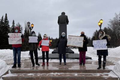 Ученые новосибирского Академгородка вышли на пикет против войны. Фото