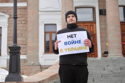 «Стоишь с этой херней». В Челябинске у пикетчика отобрали плакат против войны на Украине