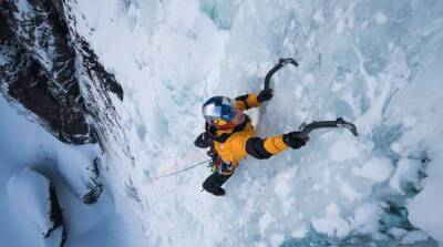 Альпинист пережил лавину на отвесной скале и записал все на видео