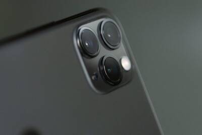 «Не стоит говорить о панике»: петербуржцы стали резко скупать iPhone и беспроводные наушники Apple