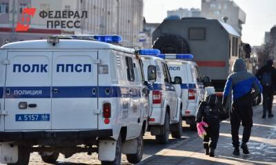 В центр Екатеринбурга съезжаются полицейские машины и автозаки