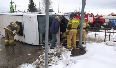 Автобус с детьми опрокинулся в Ялуторовске от удара «уазика», 6 человек пострадали