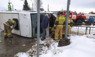 В Тюменской области в ДТП опрокинулся автобус, пострадали шесть человек