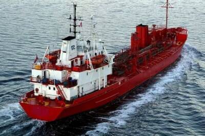В Черном море неизвестный снаряд попал в танкер с российским экипажем