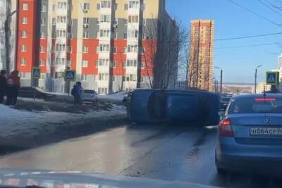На улице Тимакова в Рязани перевернулся легковой автомобиль