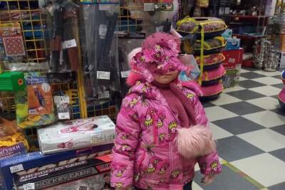В Тверской области маленькая девочка полтора часа прождала маму в магазине