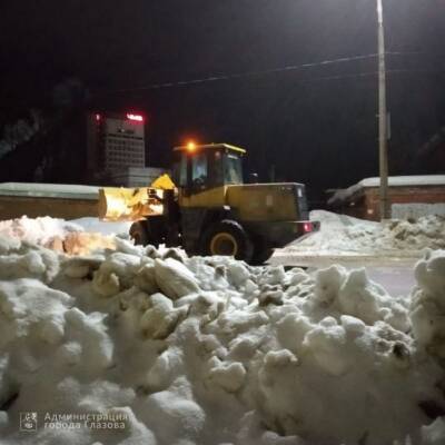 В Глазове за сутки вывезено более 600 кубов снега