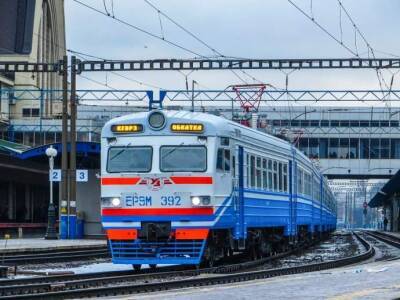 "Укрзализныця" отменяет ряд пригородных поездов по всей стране