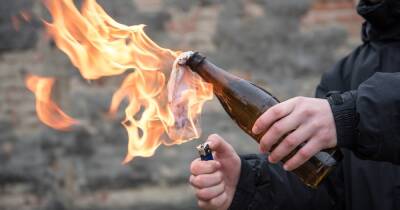 "Ласкаво просимо": в Киеве открывают точки по разливу коктейлей Молотова, продавцы в киосках выливают пиво ради пустых бутылок