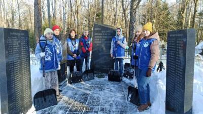 Более 600 волонтеров чистят от снега воинские захоронения на нижегородских кладбищах