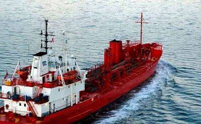 В танкер под флагом Молдавии с российским экипажем попал снаряд: судно терпит бедствие в Черном море