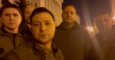 "Мы все тут": Зеленский обратился к украинцам из-под стен Офиса президента (видео)