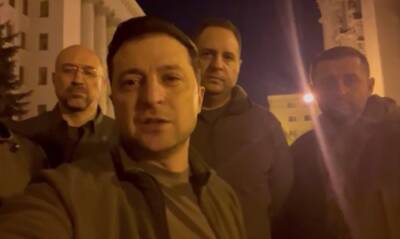 "Все мы тут": Зеленский записал новое обращение возле Офиса президента