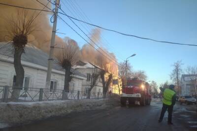 Четыре пожарных расчёта тушили нежилое здание в Касимове Рязанской области