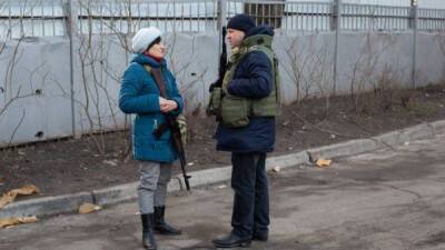 “Украинская армия держит оборону вокруг Киева”. Как прошел второй день военного вторжения России на Украину