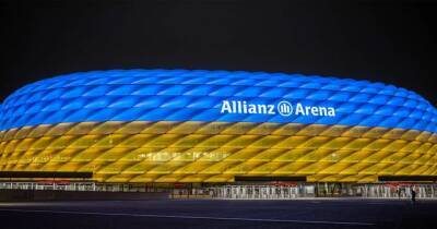 Альянц-Арену и Эйфелеву башню подсветили в цветах украинского флага