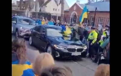 В Дублине у посольства РФ митингующие "радушно" встретили российского дипломата (видео)