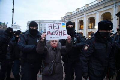 Лидер «Любэ» призвал к миру. Полиция заглушает его песнями антивоенный митинг в Петербурге