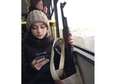 Зарубежные блогеры выдали жительницу Новосибирска с автоматом в автобусе за украинку