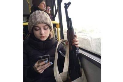 Блогеры выдали девушку из Новосибирска за вооруженную АК-47 украинку