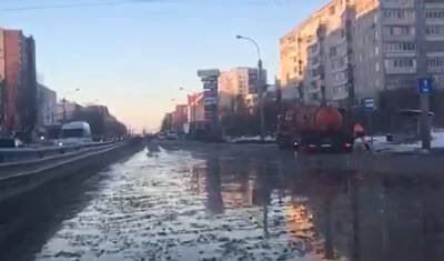 Улицу Пермякова в Тюмени затопило из-за аварии на сетях